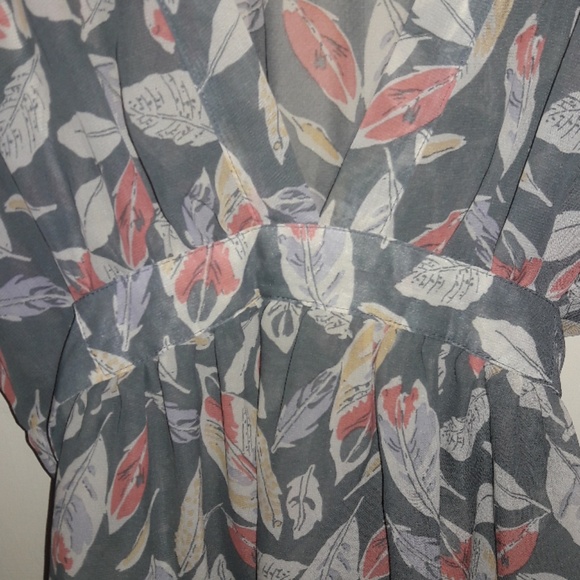 🆕️Adorable Floral Blouse🆕️ - Picture 3 of 4